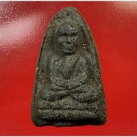 ราคา หลวงพ่อทวด รุ่นปาฏิหาริย์ พิมพ์เตารีด ฝังข้าวสารหิน เนื้อว่านดำ ปี49 วัดห้วยมงคล ลำดับ3 (13654488897)