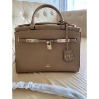 ราคา กระเป๋าสะพายข้าง LYN แท้ 100% (23108913889)