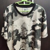 ราคา เสื้อยืดคอกลม Adidas โลโก้ปักดำ ลายพรางสีครีมดำ (41102867818)