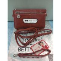 ราคา กระเป๋าสะพายข้างทรงคลัทช์ แบรนด์ betty boop แท้ 100% (1743611609)