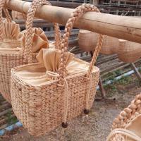 ราคา 9”นิ้ว กระเป๋าผักตบชวาทรงกล่องตะกร้าผักตบชวา กระเป๋าทรงเหลี่ยมตะกร้าใส่ของกระเป๋าสานกระเป๋าถือของขวัญ ของฝาก (6638632041)