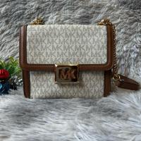 ราคา กระเป๋าสะพายข้าง ครอสบอดี้ Michael Kors ‼️แท้‼️ ลาย MK ทูโทน (27768820424)