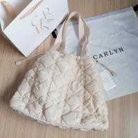 ราคา พร้อมส่ง [ใช้โค้ด30%ลด฿1,000] ของแท้‼️ Carlyn Weekender กระเป๋าสะพายหูรูด มีช่องใส่ของ สายสะพายปรับความยาวไม่ได้ (25487964658)