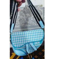 ราคา กระเป๋าทรงอานม้าซี.ดี.ผ้าทอลายชิโนริสีฟ้าอ่อนมือสอง (24413229081)