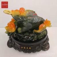 ราคา กบสามขา กบคาบเหรียญ กิมเซียมซู เหยียบสมบัติ หมุนได้ งานเรซิ่นสีหยก สูง 8.5 / 11 นิ้ว (9473703024)