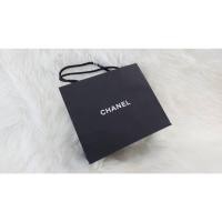 ราคา ถุงกระดาษแบรนด์เนม Chanel ของแท้ พื้นเรียบสีดำ ขนาด 22cm x 19cm พร้อมตัวอักษร CHANEL สีขาว (มือสอง) (44412229948)