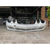 ราคา กันชนหน้า W211 BENZ E200 KOMPRESSOR ELEGANCE 2008 โฉมW211 มีช่องฉีดไฟหน้า มีรูเซ็นเซอร์ ของแท้มือสอง PartNo.2118801540 (29531423900)