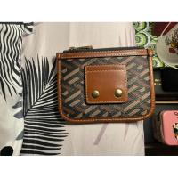 ราคา กระเป๋าเงินผู้หญิง versace la grece signature modular pouch cardholder wallet สีน้ำตาล (29001595074)