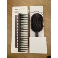 ราคา Dyson หวีแปรง และหวีแบ่งผม ของใหม่อยู่ในกล่องแพคอย่างดี (23228393096)