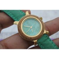 ราคา นาฬิกา Vintage มือสองญี่ปุ่น NICE SWISS MADE ระบบ QUARTZ ผู้หญิง ทรงกลม กรอบทำด้วยไม้ หน้าหิน หน้าปัด 33มม (22666805476)