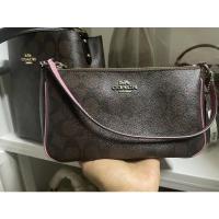 ราคา Coach Pouch แท้ 100% มือ 2 สีม่วง รุ่นหายาก สภาพสวย (15212367989)