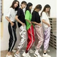 ราคา กางเกงวอร์ม ผ้าซาติน กางเกงผ้าเงา ฮิตสุดๆ กำลังมาแรงเลยจร้า สวยเท่ห์ ผ้าใส่สบาย ชิลมาก ช่วงเอวสม็อกหน้าหลัง 169 บาท (1638727823)