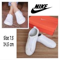 ราคา รองเท้า Nike แท้ % รุ่น Racquette '17 Slip-On 902861-100 (Size 7.5) #รองเท้ามือสอง (7309748883)