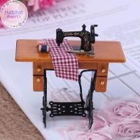 ราคา Habitatport Dollhouse เฟอร์นิเจอร์จิ๋ว จักรเย็บผ้าขนาดเล็ก โต๊ะผ้า ตกแต่ง 1:12 ของเล่น th (28326086694)