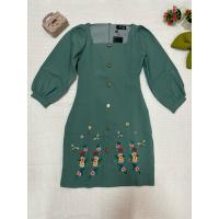 ราคา เดรส สีเขียวน้ำทะเลคอเหลี่ยมปักชายช่อดอกไม้+ผึ้งแขนยาว(งานป้ายApstyfe) (24150093452)