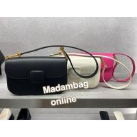 ราคา CHARLES & KEITH Koa Square Push-Lock Shoudler Bag กระเป๋าสะพายไหล่ มีสายยาวสะพายข้าง (17161985825)