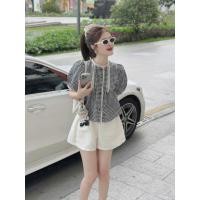 ราคา ชุดเซ็ทผู้หญิงเสื้อเชิ้ตลายสก็อตคอกลมแขนพัฟขอบลูกไม้และกางเกงขาสั้นสีขาว หู97.เก็บ ก60 (42411434330)