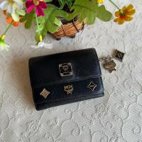 ราคา MCM แท้ กระเป๋าสตางค์ใบสั้น 3 พับ วินเทจ สภาพดี หนังแท้ มีป้ายด้านใน มีพู่คู่ตัว ยาว 4.5 นิ้ว 3.5 นิ้ว 890 บาท (26624577810)