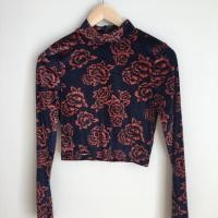 ราคา Forever21 เสื้อยืดสีน้ำเงินลายดอกไม้ ครอป ผ้ากำมะหยี่ อก33” ยาว16” (983599059)