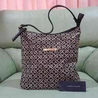 ราคา กระเป๋าสะพาย ยี่ห้อ Tommy Hilfiger (5649719345)