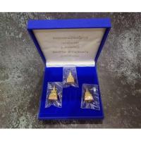 ราคา พระพุทธมหามณีรัตนปฏิมากร (พระแก้วมรกต 3 ฤดู)แท้ % รุ่นเฉลิมพระเกียรติ เนื้อเงินสามกษัตริย์ วัดพระแก้ว ปี 2543 กล่องเดิม (26316166181)