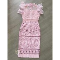 ราคา (กดสั่ง+ไซส์เพิ่ม) Amelia เดรสผ้าพิมพ์ลายไทยลายขอสีชมพู ทรงเข้ารูปผ่าหลัง อกแต่งลูกไม้ แขนระบายชั้นๆพริ้วๆสวยมาก (16399152919)