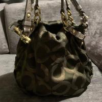 ราคา กระเป๋า coach มือสอง สีเขียวขี้ม้า (3840957921)