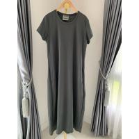 ราคา เดรสสีเทาผ้าร่องป้ายทองย้อยลูกเล่นด้านหลังเนื้อผ้ายืดได้ C301 (25235747454)