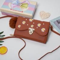 ราคา กระเป๋าสะพายข้าง Forever Young ทรงไอแพด หน้าปักลายดอกเดซี่ (AN507) (9218258028)