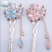 ราคา กิ๊บติดผมมุก Swarovski ลายตาแมว พร้อมปิ่นปักผมดอกไม้คู่ สำหรับแต่งผมอย่างสวยงาม (42964993039)