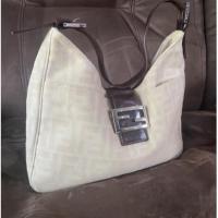 ราคา Fendi zucca cream ivory sholder bag สภาพดีเลยค่ะ ของแท้ ฟินดิ เฟนดิ กระเป๋ามือสอง แบรนด์เนม (13625206390)