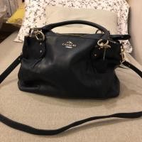 ราคา ขายกระเป๋าสะพายข้าง coach แท้ หนังนิ่ม สีกรมท่า มีแทค สภาพดีมาก มีรอยหนังเล็กน้อยไม่มีผลต่อการใช้งาน (1715919262)