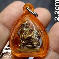 ราคา รูปหล่อลอยองค์ กุมารทองนั่งสิงห์ หลวงปู่แย้ม เนื้อทองเหลือง วัดตะเคียน จ.นนทบุรี ตะกรุด ๑ ดอก พร้อมเลี่ยมกันน้ำ (42565297947)