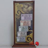 ราคา ชุดธนบัตรสะสมแบบที่ 11 พร้อมบรรจุกรอบไม้ชนิดตั้งโต๊ะ (ด้านหน้ากระจก และด้านหลังเป็นไม้อัด) (7760324646)