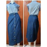 ราคา เอวสม็อคข้าง สีจริงสวย เอว 32"-34" กระโปรงยีนส์มือสอง ทรงเอไม่บานมาก ผ่าหลัง กระดุมหน้า นำเข้า USA (23559680191)