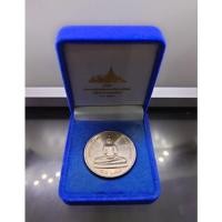 ราคา เหรียญพระพุทธโสธร แท้ %เนื้ออัลปาก้า ที่ระลึกพระราชพิธียกฉัตรทองคำ พระอุโบสถวัดโสธรวรารามฯ ปี พศ.2539 กล่องเดิม (15799091688)