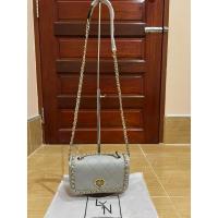 ราคา กระเป๋าสะพายยี่ห้อLYN(มือ1ของแท้)สีเทาอ่อน (26118959520)