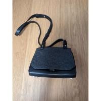 ราคา กระเป๋า Charles & Keith (crossbody) มือสอง (23224709606)