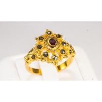 ราคา (R190 ชื่อแบบ "พิกุลทอง") : แหวนทองคำลายดอกพิกุลประดับเพชรซีกแท้ ประดับยอดทับทิมสยาม(Siamese Ruby) (26367872990)