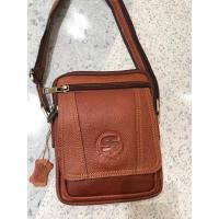 ราคา กระเป๋าสะพายหนังวัวแท้ แบรนด์ Staff (25200102780)