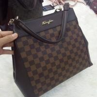 ราคา กระเป๋าถือและสะพาย Xiangfeier ของแท้100% ถือขึ้นเครื่องได้ อะไหล่ปั๊มแบรนด์ทุกชิ้นมีถุงแบรนด์ให้ (2264980701)