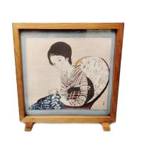 ราคา ภาพวาดบนผ้าไหม ผู้หญิงในชุดยูกาตะ จากต้นแบบศิลปิน Takehisa Yumeji ที่โด่งดัง พร้อมกรอบขาตั้งไม้งานเก่าจากญี่ปุ่นแท้ (42317136700)