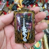 ราคา กุมารพรายลูกกรอก3หัว เลี่ยมน้ำมันว่านมหาเสน่ห์ พร้อมผ้ายันต์นางกวักมหาลาภ ฝังตะกรุดจารอักขระ ปลุกเสกตามตำราเขมร (6497554122)