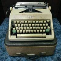 ราคา เครื่องพิมพ์ดีดกระเป๋าหิ้ว Olympia โบราณ ใช้งานได้ เครื่องพิมพ์พ่อ ของเก่า ของสะสม พร็อพ พร๊อพแต่งร้าน แอนทีค (17897247318)
