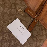 ราคา ส่งต่อ Coach Zip Tote สีน้ำตาล (3210189206)