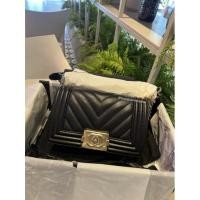 ราคา new chanel boy chevron size 8” (15636569559)