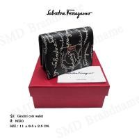ราคา SALVATORE FERRAGAMO กระเป๋าสตางค์ใบสั้นผู้หญิง รุ่น Gancini coin wallet Code: 22D514-726817 (15450624107)