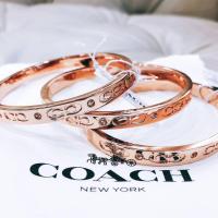 ราคา แท้ พร้อมส่ง เครื่องประดับ กำไล COACH F59083 KISSING C HINGED BANGLE (4590813724)