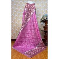 ราคา ผ้าไหมแท้ทอมือ ผ้าไหมมัดหมี่ งาน 3 ตะกอ ลายนพเก้า เชิงช้าง พื้นสีชมพูหวาน (41409219325)