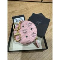 ราคา MCM กระเป๋าหนังใส่เหรียญ พร้อมที่ห้อยพวงกุญแจ แท้ 100% (24863510519)